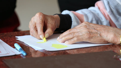 persona con alzheimer haciendo una actividad