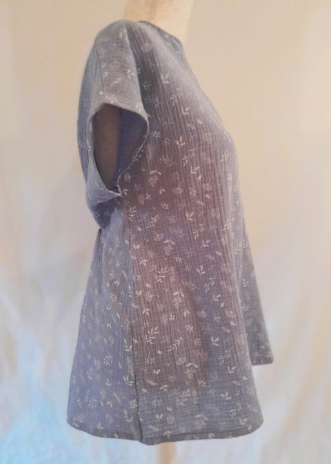 Vista lateral blusa ligera primavera verano para personas dependientes con cuidador