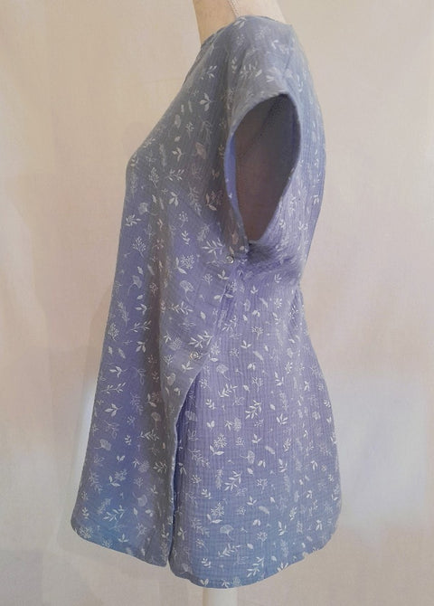 Vista lateral de la blusa adaptada para vestir sin levantar los brazos estampado floral en azul cielo.