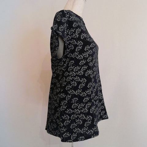 Vista lateral de la blusa adaptada Aire para mujer con movilidad reducida, compatible con silla de ruedas, sin costuras ni cierres. Se puede vestir con facilidad sin levantar los brazos.