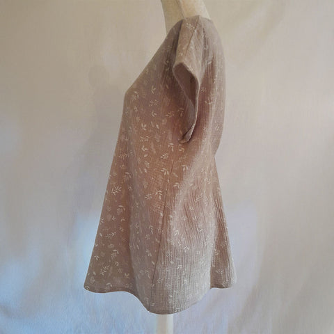 Vista trasera de blusa adaptada beige de algodón, ideal para personas con limitación en hombros o brazos y compatible con silla de ruedas.