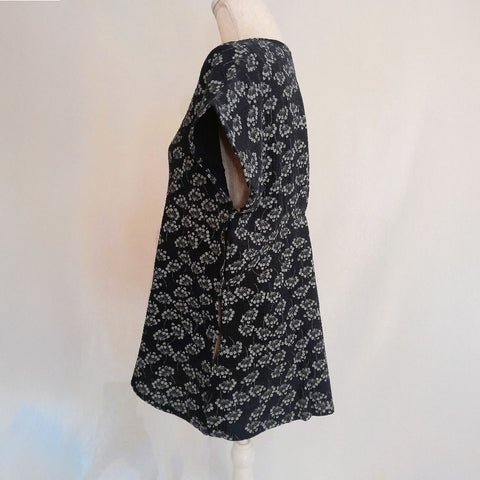 Blusa adaptada de algodón para mujeres en silla de ruedas o con movilidad reducida en el hombro