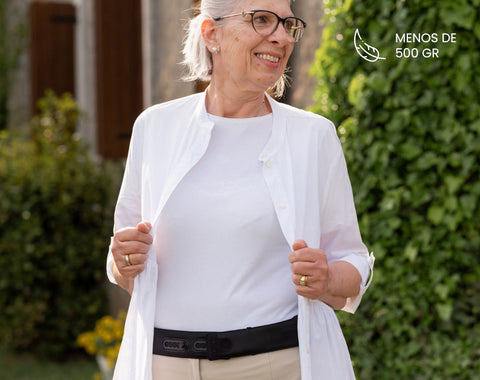 Señora mayor con el cinturón inteligente protector de cadera puesto es tan ligero que pesa menos de 500 gramos.