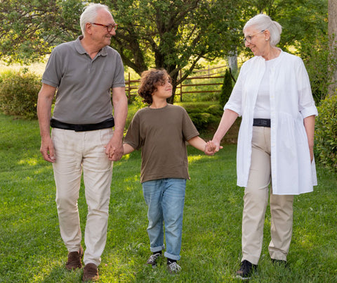 Personas mayores en su vida diaria con el discreto Cinturón Inteligente Airbag FutureAge puesto, paseando con tranquilidad porque sus caderas están protegidas.