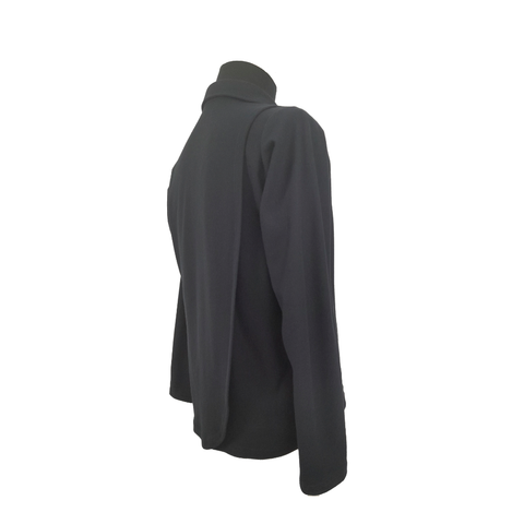 Vista lateral de polo adaptado azul marino para hombre, prenda cómoda y discreta que no parece ropa adaptada.