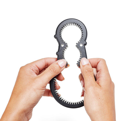 Detalle del abridor de tapas universal con diferentes tamaños para adaptarse a distintos envases.