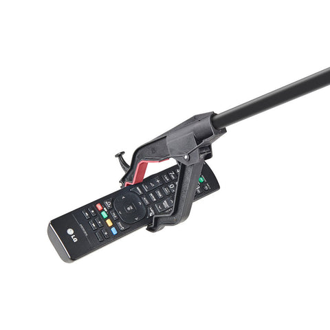 Agarrador de objetos con imán recogiendo un mando a distancia sin necesidad de agacharse.