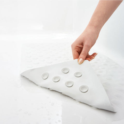 Detalle de alfombrilla de baño antideslizante flexible, fácil de colocar y retirar para una ducha más segura.