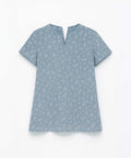Blusa adaptada azul cielo para mujer, prenda fresca de algodón diseñada para vestirse fácilmente en primavera y verano.