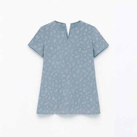 Blusa adaptada azul cielo para mujer, prenda fresca de algodón diseñada para vestirse fácilmente en primavera y verano.