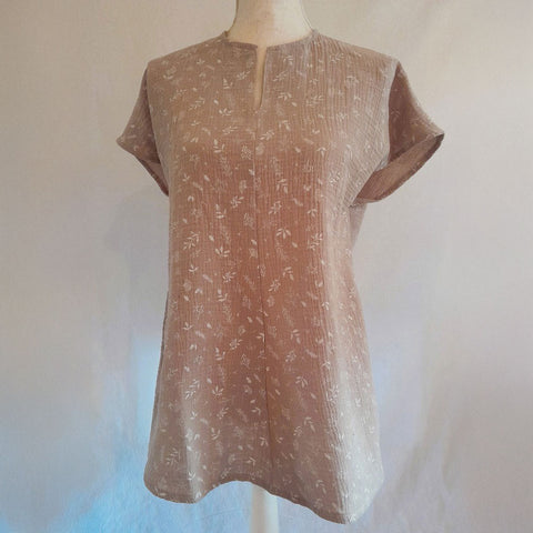 Blusa adaptada para mujer en color beige, pensada para vestir con autonomía y comodidad en verano.