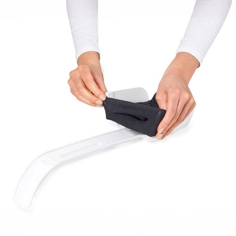 Preparación del calzador de calcetines para vestirse de forma cómoda sin agacharse.