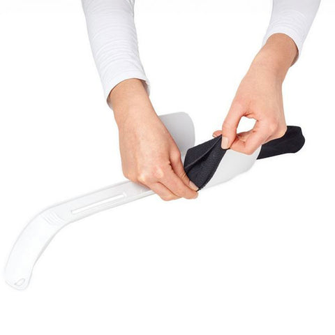 Colocación del calcetín en el calzador para facilitar ponerse los calcetines sin esfuerzo.