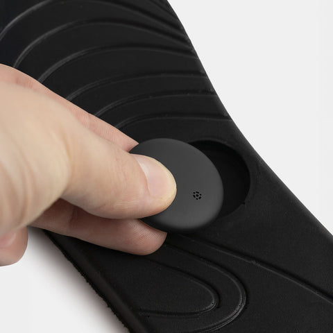 Detalle de la plantilla Calmtag con espacio discreto para insertar el dispositivo de geolocalización para la persona con desorientación.