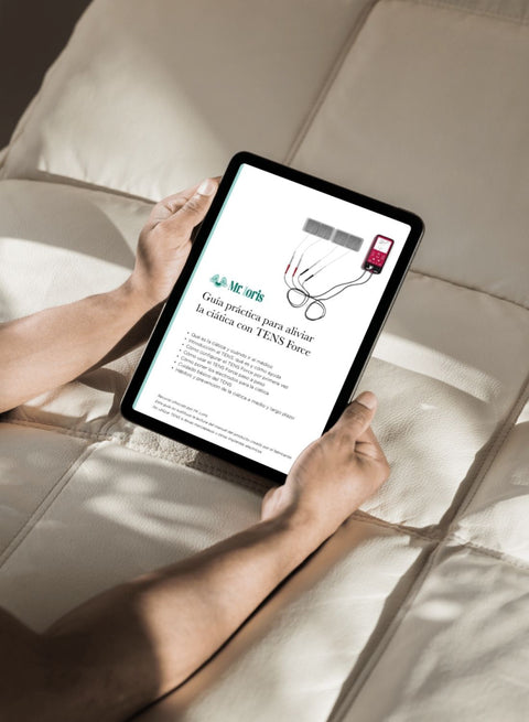 Persona viendo la guía práctica para aliviar la ciática con TENS Force que explica qué es la ciática y cuándo ir al médico; introducción al TENS: qué es y cómo ayuda; cómo configurar el TENS Force por primera vez; cómo usar el TENS Force paso a paso; cómo poner los electrodos para la ciática; cuidado básico del TENS; hábitos y prevención de la ciática a medio y largo plazo.