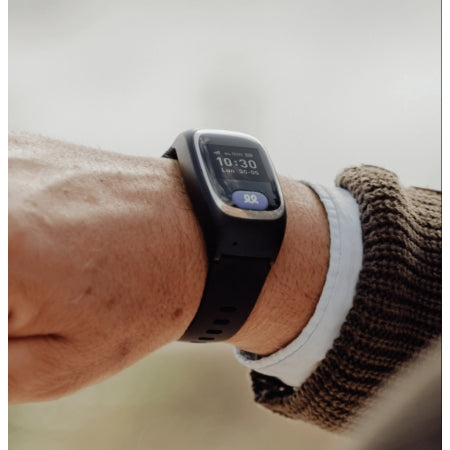 Reloj de teleasistencia Durcal en muñeca de persona mayor, con diseño cómodo y pantalla visible 