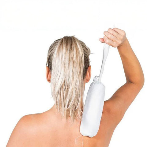 Uso de esponja de mango largo para lavarse la espalda sin levantar el brazo ni forzar los hombros.