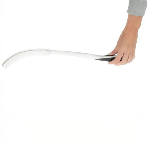 Detalle del mango largo y antideslizante de la esponja, diseñado para un agarre seguro incluso con las manos mojadas.