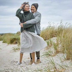 Mujer en la playa que lleva puestas las medias de compresión mediven cotton, una solución discreta para las piernas cansadas, aptas para poner en verano por su composición de alta calidad de algodón orgánico certificado, con efecto termorregulador