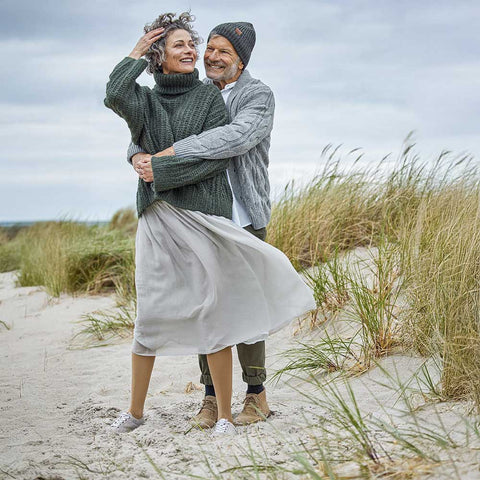 Mujer en la playa que lleva puestas las medias de compresión mediven cotton, una solución discreta para las piernas cansadas, aptas para poner en verano por su composición de alta calidad de algodón orgánico certificado, con efecto termorregulador