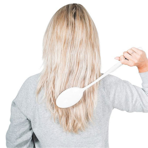 Peinarse con peine ergonómico de mango largo, ideal para personas con movilidad limitada en brazos u hombros.