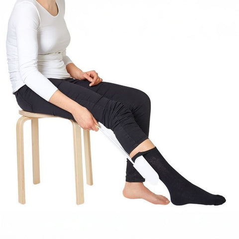 Resultado final al usar el calzador de calcetines, ayuda práctica para personas mayores para vestirse de forma autónoma.