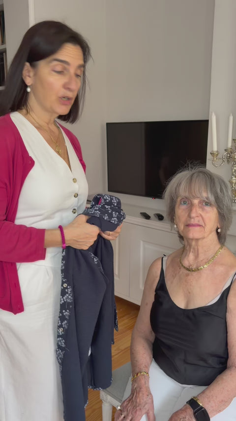 video explicativo de cómo se pone la blusa adaptada que permite vestir sin levantar brazos