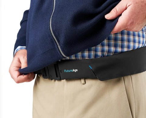 Anciano con el Cinturón Inteligente FutureAge puesto, que parece un cinturón normal